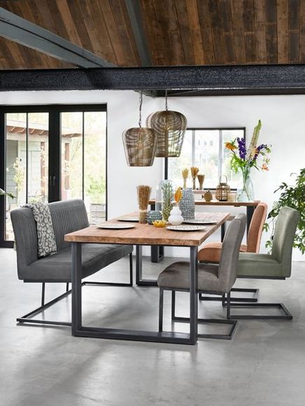 Hoeveel stoelen zet je aan een eettafel?